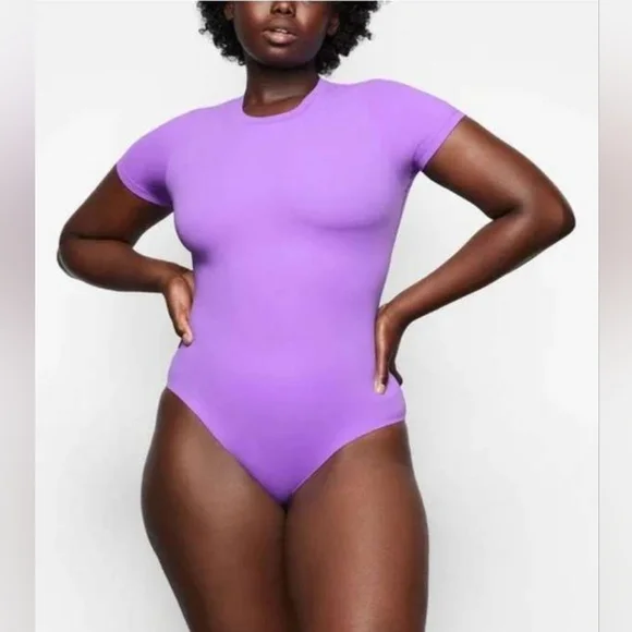 NWT SKIMS FITS EVERYBODY TSHIRT BODYSUIT IN COLOR ULTRA VIOLET SIZE XS